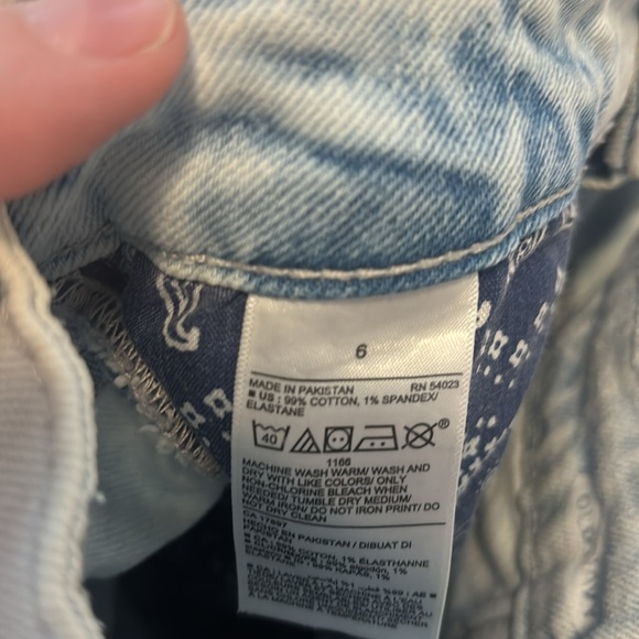 Old Navy O.G short, high rise. Exposed pocket detail cut off style - Picture 4 of 5